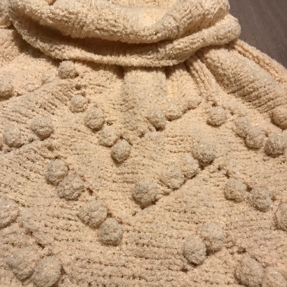 Handmade Ivory Wool Poncho - Picture 6 of 8